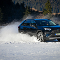 Toyota RAV4 AWD-e supertest sneg (7 of 23).jpg