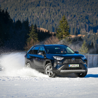 Toyota RAV4 AWD-e supertest sneg (8 of 23).jpg