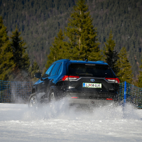 Toyota RAV4 AWD-e supertest sneg (9 of 23).jpg