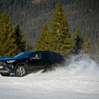 Toyota RAV4 AWD-e supertest sneg (11 of 23).jpg