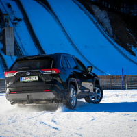 Toyota RAV4 AWD-e supertest sneg (13 of 23).jpg