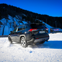 Toyota RAV4 AWD-e supertest sneg (12 of 23).jpg