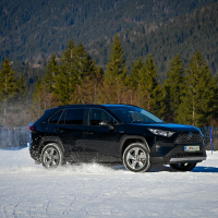 Toyota RAV4 AWD-e supertest sneg (4 of 23).jpg