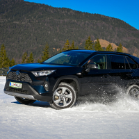 Toyota RAV4 AWD-e supertest sneg (2 of 23).jpg