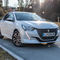 Peugeot 208 allure 1,2 puretech (3 of 26).jpg