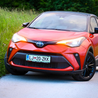 Toyota C-HR 2,0 hybrid AMZS test.jpg