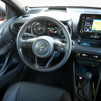 Toyota_yaris_hybrid-16.jpg