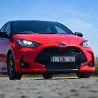 Toyota_yaris_hybrid-13.jpg