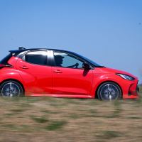 Toyota_yaris_hybrid-12.jpg
