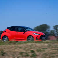Toyota_yaris_hybrid-11.jpg