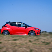 Toyota_yaris_hybrid-10.jpg