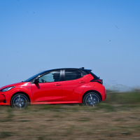 Toyota_yaris_hybrid-9.jpg