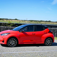 Toyota_yaris_hybrid-8.jpg