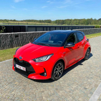 Toyota_yaris_hybrid-6.jpg
