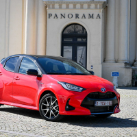 Toyota_yaris_hybrid-5.jpg