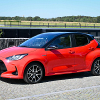 Toyota_yaris_hybrid-4.jpg