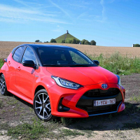 Toyota_yaris_hybrid-3.jpg