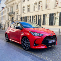 Toyota_yaris_hybrid-2.jpg