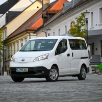 Nissan e-NV 200 combi 7-18.jpg