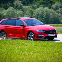 Škoda octavia combi RS iV AMZS-21.jpg