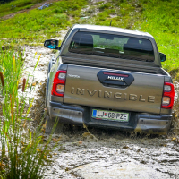 Toyota hilux 2,8 invincible 4x4 AMZS test-17.jpg