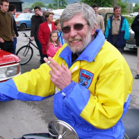 Pred spretnostno vožnjpo je pokadil še obvezno cigareto.jpg