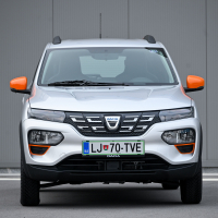 Dacia spring za volanmo AMZS-2.jpg