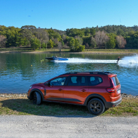 Dacia jogger za volanom AMZS-28.jpg