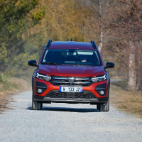 Dacia jogger za volanom AMZS-29.jpg