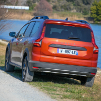 Dacia jogger za volanom AMZS-31.jpg