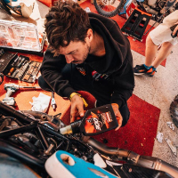 Simon Marčič v cilju 45. relija Dakar