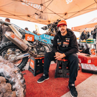 Simon Marčič v cilju 45. relija Dakar