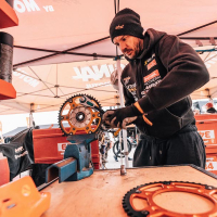 Simon Marčič v cilju 45. relija Dakar