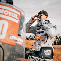 Simon Marčič v cilju 45. relija Dakar