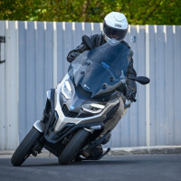 Piaggio MP3 530 HPE - na motorju test 2023
