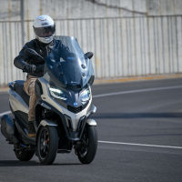 Piaggio MP3 530 HPE - na motorju test 2023