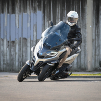 Piaggio MP3 530 HPE - na motorju test 2023