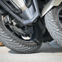 Piaggio MP3 530 HPE - na motorju test 2023