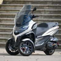 Piaggio MP3 530 HPE - na motorju test 2023