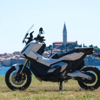 Honda menjalniki tri dežele - Na motorju 2025