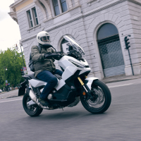 Honda menjalniki tri dežele - Na motorju 2025