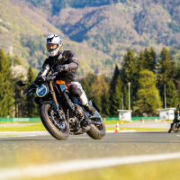 AMZS napredne tehnike vožnje in napredne tehnologije z video-analizo vožnje motorista - na motorju 2026