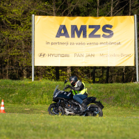 AMZS napredne tehnike vožnje in napredne tehnologije z video-analizo vožnje motorista - na motorju 2026