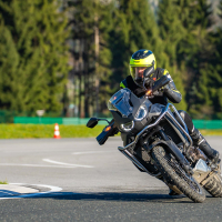 AMZS napredne tehnike vožnje in napredne tehnologije z video-analizo vožnje motorista - na motorju 2026