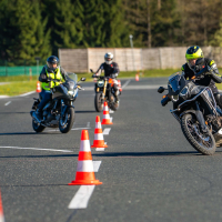 AMZS napredne tehnike vožnje in napredne tehnologije z video-analizo vožnje motorista - na motorju 2026