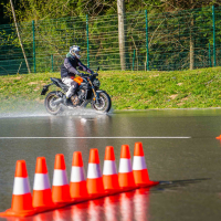 AMZS napredne tehnike vožnje in napredne tehnologije z video-analizo vožnje motorista - na motorju 2026