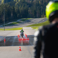 AMZS napredne tehnike vožnje in napredne tehnologije z video-analizo vožnje motorista - na motorju 2026