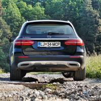 Mercedes E 220 d 4-matic all-terrain in opel insignia 2.0 CDTI biturbo 4x4 country tourer (17 of 25).jpg