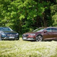 Mercedes E 220 d 4-matic all-terrain in opel insignia 2.0 CDTI biturbo 4x4 country tourer (11 of 25).jpg