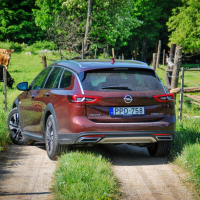 Mercedes E 220 d 4-matic all-terrain in opel insignia 2.0 CDTI biturbo 4x4 country tourer (3 of 25).jpg